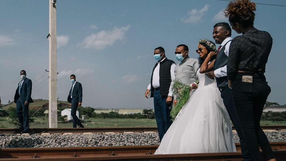 Photos: Ethiopian Prime Minister ‘Gatecrashes’ Wedding Photoshoot