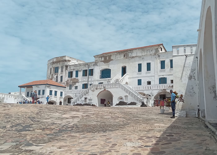 The return of slave descendants – Through the Door of No Return