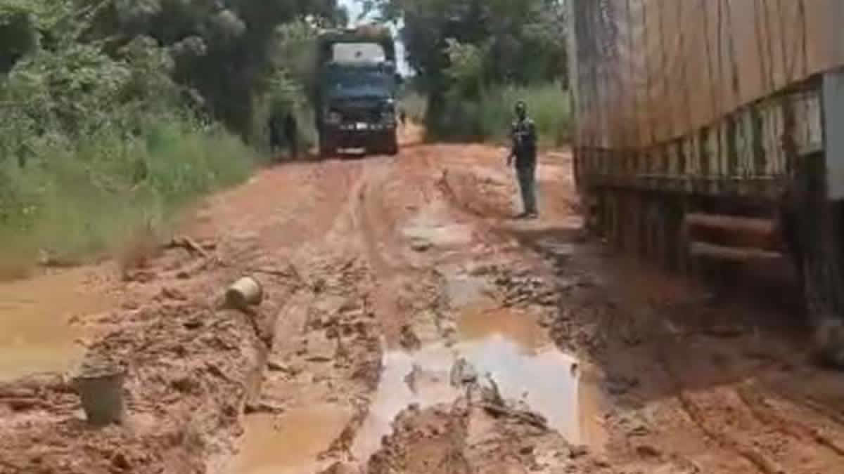 Passengers plying Tumu-Burkina Faso stranded due to bad roads