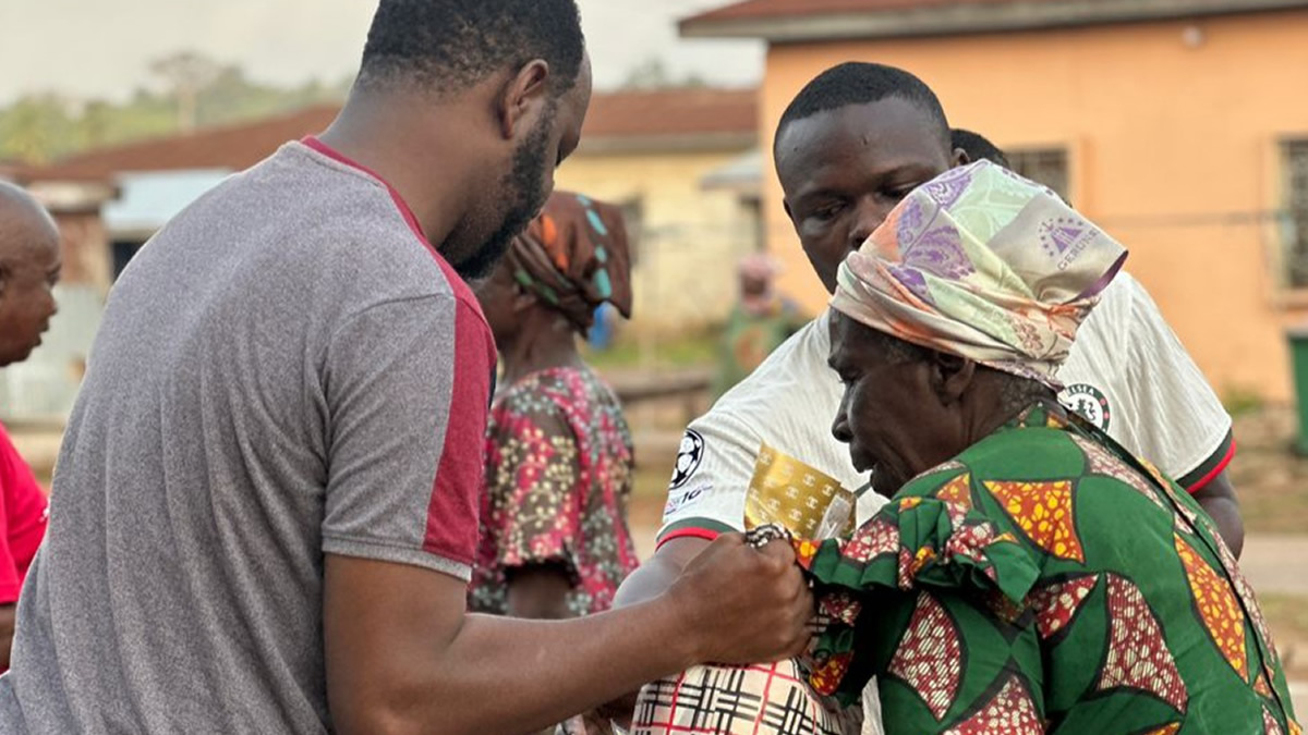 Sunyani-based Sompa FM donates food items to 300 widows to usher-in New Year