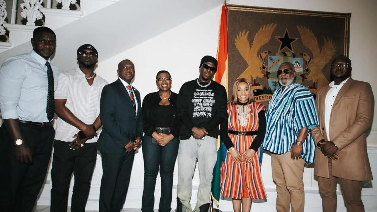 Stonebwoy pays courtesy visit on Ghana High Commissioner to UK ahead of his UK concert